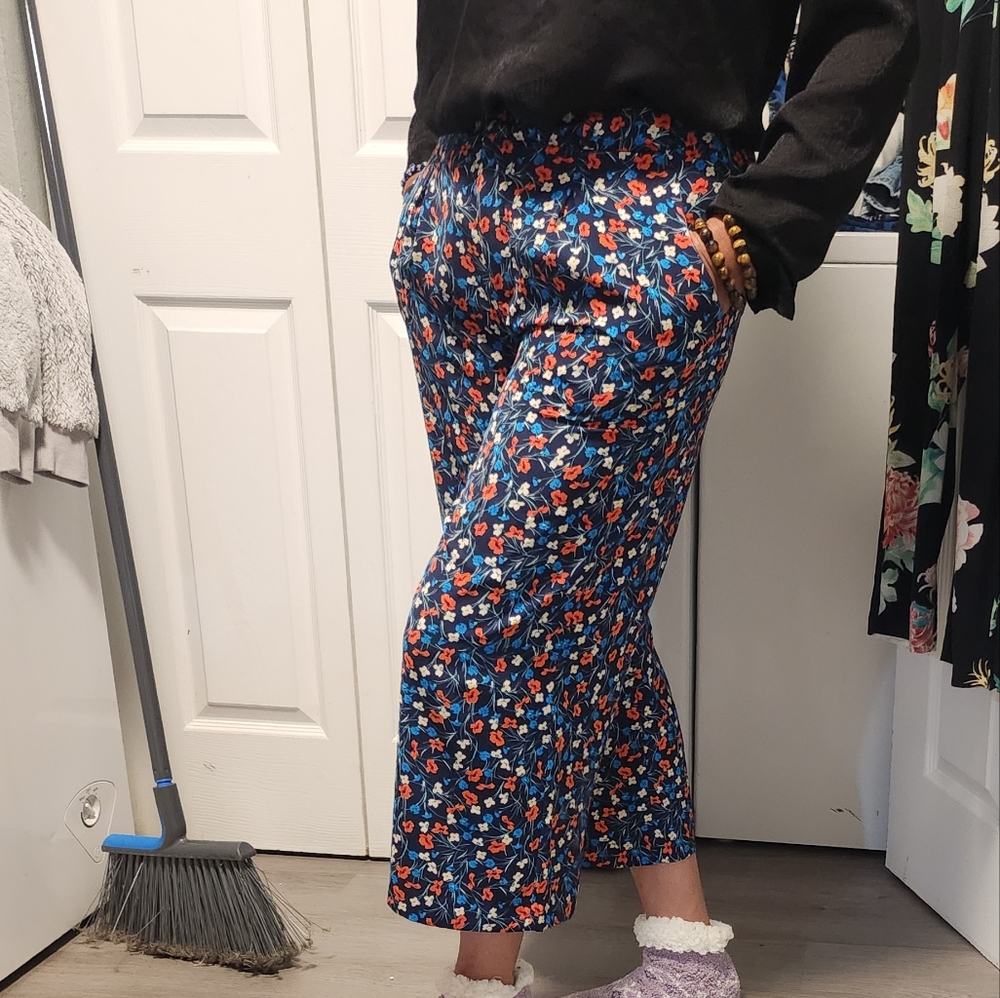 ATTENTION FLORAL CAPRI PANTS WITH POCKETS AND HAVE TO PUT A BELT TOO. - Picture 1 of 17